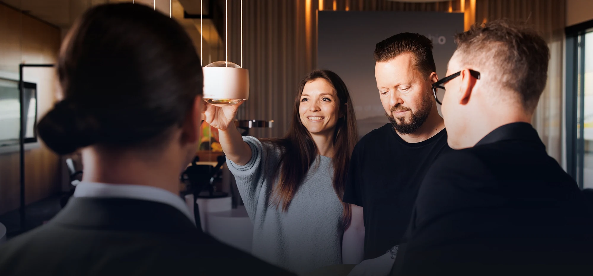 Georg und Roman sprechen mit einem Baupaar