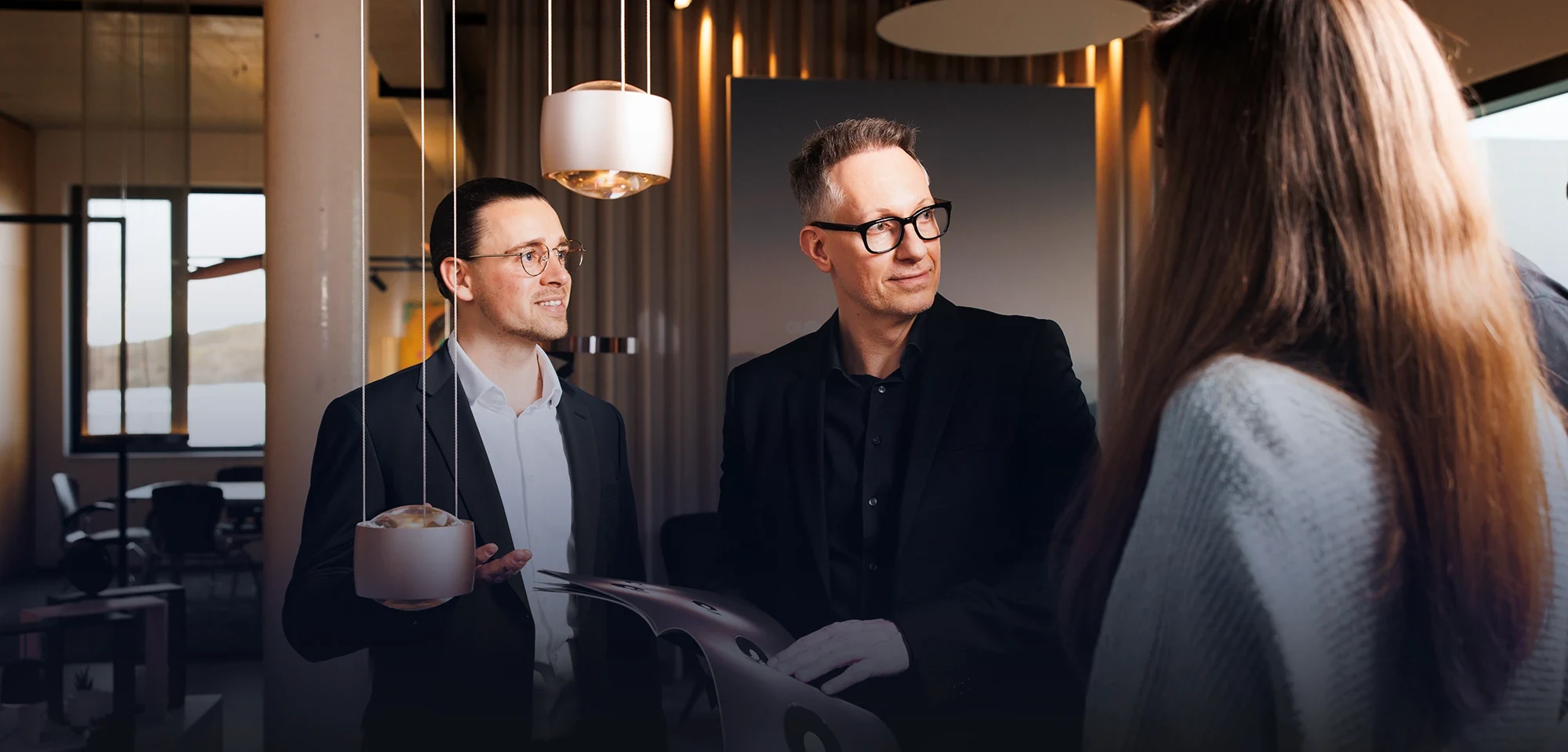 Georg und Roman sprechen mit einer Kundin 