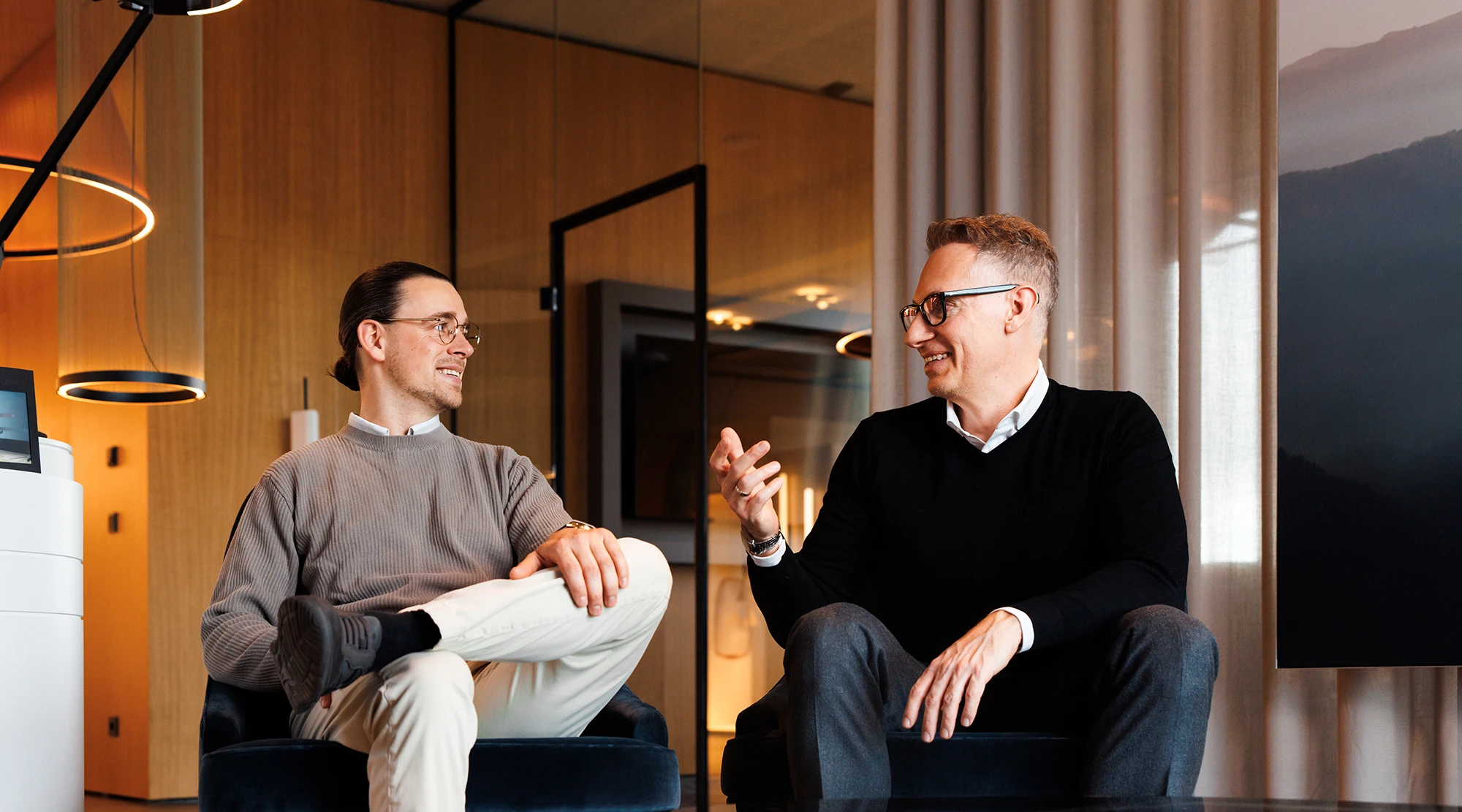 Georg und Roman sitzen nebeneinander und plaudern